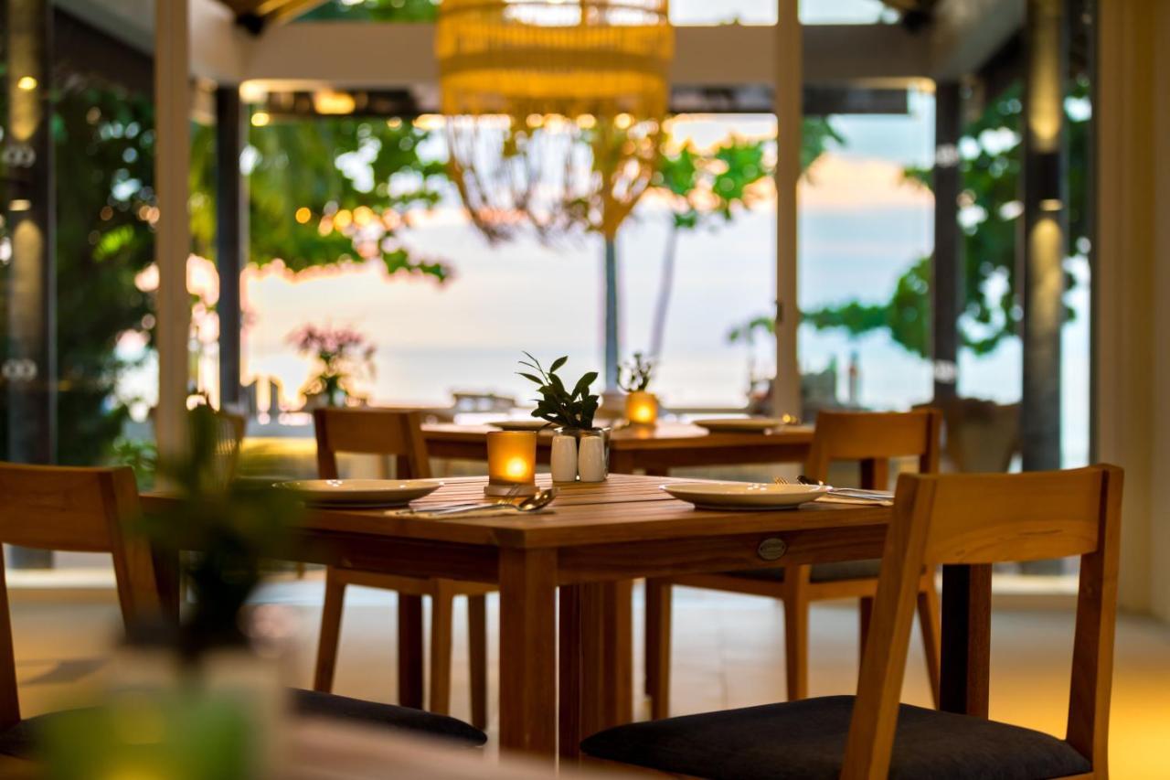 Outrigger Khao Lak Beach Resort - Sha Extra Plus Exterior foto The restaurant at the resort